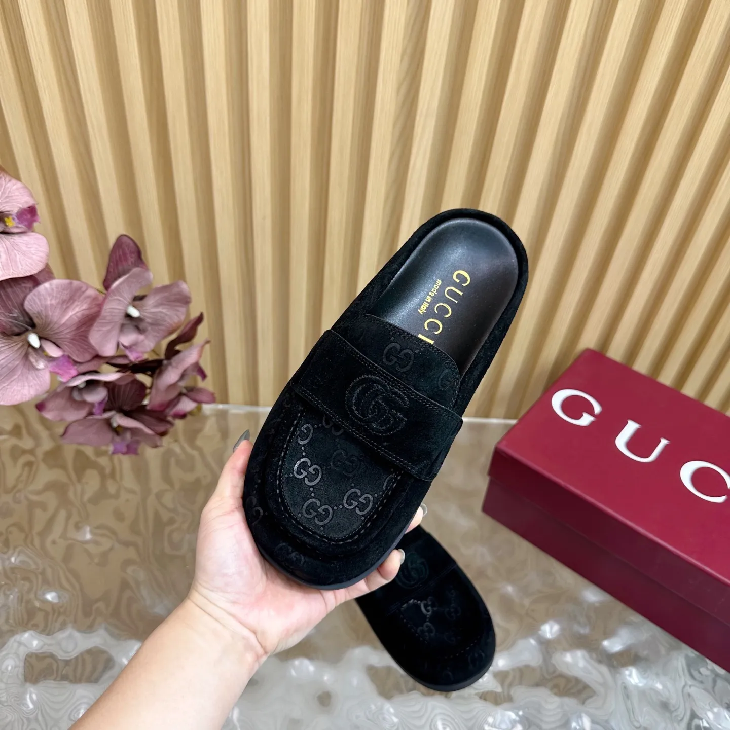 👟👟Ex-factory price 460👟👟 Women's shoes, women's clothing, spring and summer new styles at the counter ⚠️Gucci new spring and summer double G fabric beach sandals, thick soles, Birkenstock slippers ———————————— G family always impresses people when it comes to embodying a sense of high-end. It looks like a simple style, but it is inexplicably high-end on the feet. It is very sexy, allowing you to easily match it to show off various styles👍 The upper is made of imported nubuck leather, the lining is made of imported sheepskin, and the original leather outsole Size: 35-40